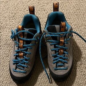 Women’s Size 6 Garmont Hiking Shoes